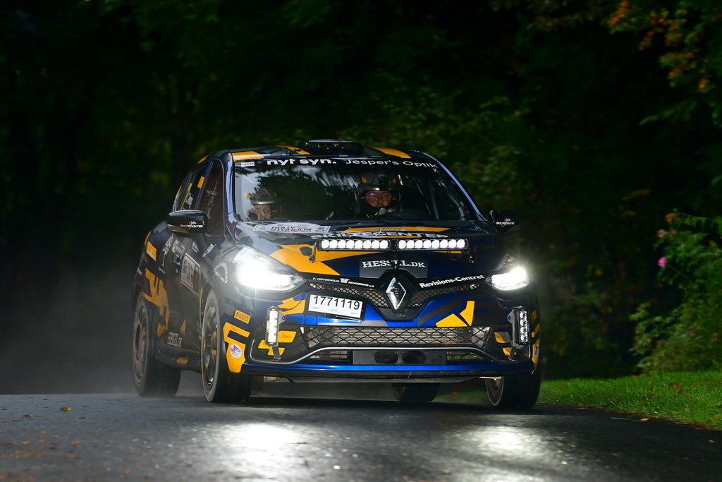 Finalen i Rally Stoholm begyndte med fire hurtige prøver i mørke, og det blev en »tur op ad bakke“ for Casper Venning og Kristian Birk Hansen i deres Renault Clio R3T RS
(Foto: Morten Dam)